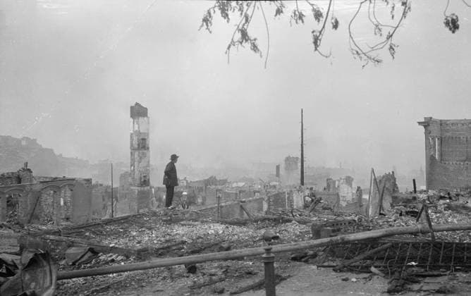 RECORD DATE NOT STATED On the ruins (April 1906), Chinatown, San Francisco, 1906 Apr. Creator: Arnold Genthe. Copyright:xHeritagexArt HeritagexImagesx IMAGO ,2955287 ! ACHTUNG: AUFNAHMEDATUM GESCHÄTZT!  Copyright:HeritagexArt HeritagexImagesx IMAGO