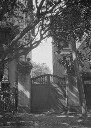 RECORD DATE NOT STATED Gate between two buildings, New Orleans, or Charleston, South Carolina, between 1920 and 1926. Creator: Arnold Genthe. Copyright:xHeritagexArt HeritagexImagesx IMAGO ,2955294 ! ACHTUNG: AUFNAHMEDATUM GESCHÄTZT!  Copyright:HeritagexArt HeritagexImagesx IMAGO