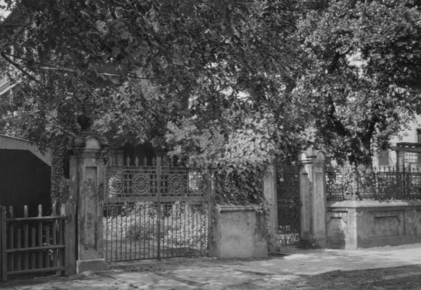 RECORD DATE NOT STATED Wrought iron gate and fence, New Orleans or Charleston, South Carolina, between 1920 and 1926. Creator: Arnold Genthe. Copyright:xHeritagexArt HeritagexImagesx IMAGO ,2955298 ! ACHTUNG: AUFNAHMEDATUM GESCHÄTZT!  Copyright:HeritagexArt HeritagexImagesx IMAGO