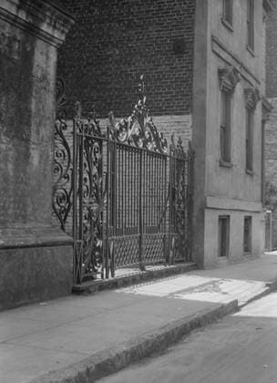 RECORD DATE NOT STATED Wrought iron gate, New Orleans or Charleston, South Carolina, between 1920 and 1926. Creator: Arnold Genthe. Copyright:xHeritagexArt HeritagexImagesx IMAGO ,2955299 ! ACHTUNG: AUFNAHMEDATUM GESCHÄTZT!  Copyright:HeritagexArt HeritagexImagesx IMAGO