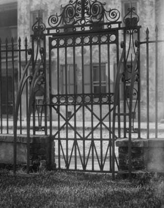 RECORD DATE NOT STATED Wrought iron gate, New Orleans or Charleston, South Carolina, between 1920 and 1926. Creator: Arnold Genthe. Copyright:xHeritagexArt HeritagexImagesx IMAGO ,2955300 ! ACHTUNG: AUFNAHMEDATUM GESCHÄTZT!  Copyright:HeritagexArt HeritagexImagesx IMAGO