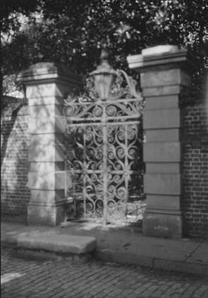 RECORD DATE NOT STATED Wrought iron gate, New Orleans or Charleston, South Carolina, between 1920 and 1926. Creator: Arnold Genthe. Copyright:xHeritagexArt HeritagexImagesx IMAGO ,2955301 ! ACHTUNG: AUFNAHMEDATUM GESCHÄTZT!  Copyright:HeritagexArt HeritagexImagesx IMAGO