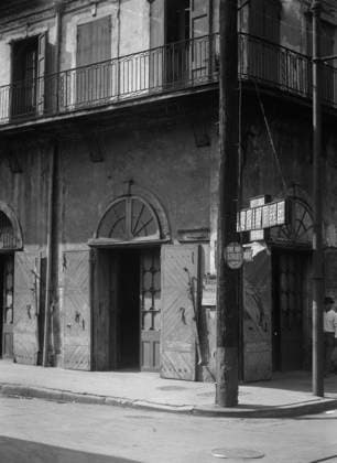 RECORD DATE NOT STATED Absinthe House, New Orleans, between 1920 and 1926. Creator: Arnold Genthe. Copyright:xHeritagexArt HeritagexImagesx IMAGO ,2955307 ! ACHTUNG: AUFNAHMEDATUM GESCHÄTZT!  Copyright:HeritagexArt HeritagexImagesx IMAGO