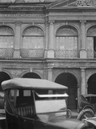 RECORD DATE NOT STATED Cabildo facade, New Orleans, between 1920 and 1926. Creator: Arnold Genthe. Copyright:xHeritagexArt HeritagexImagesx IMAGO ,2955308 ! ACHTUNG: AUFNAHMEDATUM GESCHÄTZT!  Copyright:HeritagexArt HeritagexImagesx IMAGO