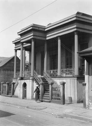 RECORD DATE NOT STATED Colonial residence in the Vieux Carre?, New Orleans, between 1920 and 1926. Creator: Arnold Genthe. Copyright:xHeritagexArt HeritagexImagesx IMAGO ,2955310 ! ACHTUNG: AUFNAHMEDATUM GESCHÄTZT!  Copyright:HeritagexArt HeritagexImagesx IMAGO