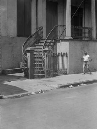 RECORD DATE NOT STATED General Beauregard s house, 1113 Chartres Street, New Orleans, between 1920 and 1926. Creator: Arnold Genthe. Copyright:xHeritagexArt HeritagexImagesx IMAGO ,2955313 ! ACHTUNG: AUFNAHMEDATUM GESCHÄTZT!  Copyright:HeritagexArt HeritagexImagesx IMAGO
