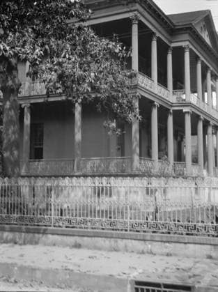 RECORD DATE NOT STATED Henry Sullivan Buckner House, 1410 Jackson Avenue, New Orleans, between 1920 and 1926. Creator: Arnold Genthe. Copyright:xHeritagexArt HeritagexImagesx IMAGO ,2955317 ! ACHTUNG: AUFNAHMEDATUM GESCHÄTZT!  Copyright:HeritagexArt HeritagexImagesx IMAGO