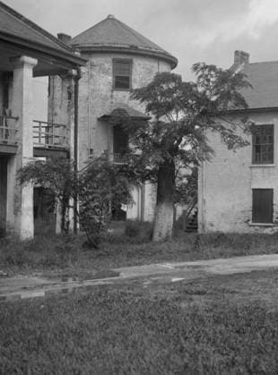 RECORD DATE NOT STATED Jackson Barracks, New Orleans, between 1920 and 1926. Creator: Arnold Genthe. Copyright:xHeritagexArt HeritagexImagesx IMAGO ,2955318 ! ACHTUNG: AUFNAHMEDATUM GESCHÄTZT!  Copyright:HeritagexArt HeritagexImagesx IMAGO