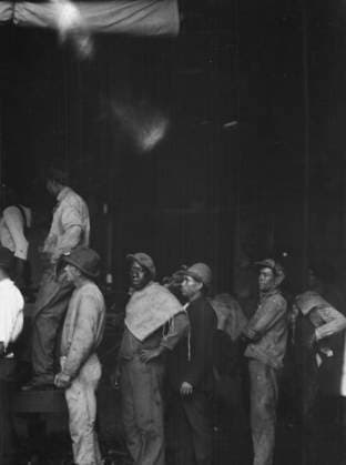 RECORD DATE NOT STATED Group of laborers, New Orleans or Charleston, South Carolina, between 1920 and 1926. Creator: Arnold Genthe. Copyright:xHeritagexArt HeritagexImagesx IMAGO ,2955364 ! ACHTUNG: AUFNAHMEDATUM GESCHÄTZT!  Copyright:HeritagexArt HeritagexImagesx IMAGO