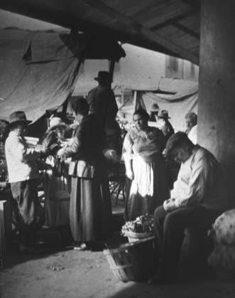 RECORD DATE NOT STATED At the French market, New Orleans, between 1920 and 1926. Creator: Arnold Genthe. Copyright:xHeritagexArt HeritagexImagesx IMAGO ,2955365 ! ACHTUNG: AUFNAHMEDATUM GESCHÄTZT!  Copyright:HeritagexArt HeritagexImagesx IMAGO
