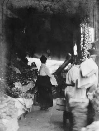 RECORD DATE NOT STATED Market scene, New Orleans, between 1920 and 1926. Creator: Arnold Genthe. Copyright:xHeritagexArt HeritagexImagesx IMAGO ,2955366 ! ACHTUNG: AUFNAHMEDATUM GESCHÄTZT!  Copyright:HeritagexArt HeritagexImagesx IMAGO