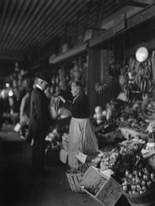 RECORD DATE NOT STATED Market scene, New Orleans, between 1920 and 1926. Creator: Arnold Genthe. Copyright:xHeritagexArt HeritagexImagesx IMAGO ,2955368 ! ACHTUNG: AUFNAHMEDATUM GESCHÄTZT!  Copyright:HeritagexArt HeritagexImagesx IMAGO