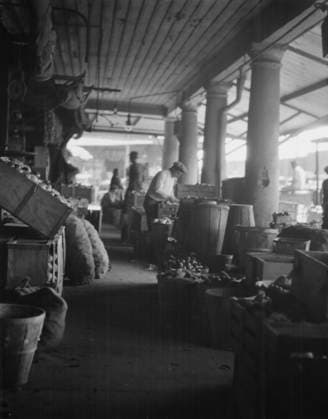RECORD DATE NOT STATED Market scene, New Orleans, between 1920 and 1926. Creator: Arnold Genthe. Copyright:xHeritagexArt HeritagexImagesx IMAGO ,2955369 ! ACHTUNG: AUFNAHMEDATUM GESCHÄTZT!  Copyright:HeritagexArt HeritagexImagesx IMAGO