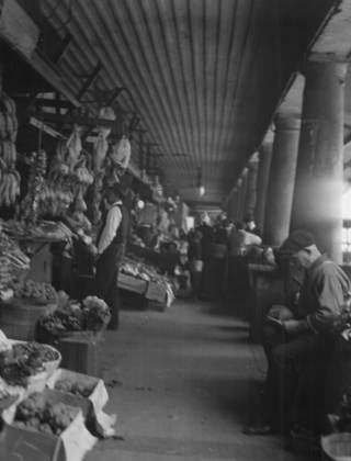 RECORD DATE NOT STATED Market scene, New Orleans, between 1920 and 1926. Creator: Arnold Genthe. Copyright:xHeritagexArt HeritagexImagesx IMAGO ,2955370 ! ACHTUNG: AUFNAHMEDATUM GESCHÄTZT!  Copyright:HeritagexArt HeritagexImagesx IMAGO