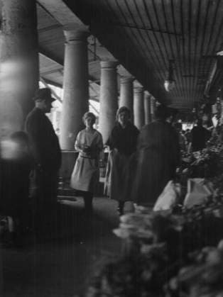 RECORD DATE NOT STATED Market scene, New Orleans, between 1920 and 1926. Creator: Arnold Genthe. Copyright:xHeritagexArt HeritagexImagesx IMAGO ,2955371 ! ACHTUNG: AUFNAHMEDATUM GESCHÄTZT!  Copyright:HeritagexArt HeritagexImagesx IMAGO