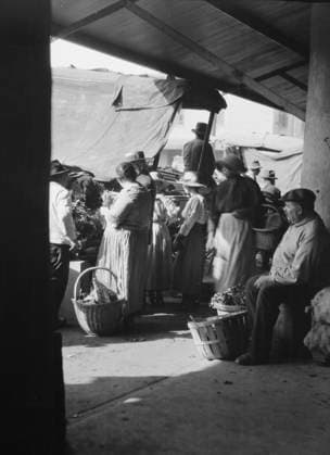 RECORD DATE NOT STATED Market scene, New Orleans, between 1920 and 1926. Creator: Arnold Genthe. Copyright:xHeritagexArt HeritagexImagesx IMAGO ,2955372 ! ACHTUNG: AUFNAHMEDATUM GESCHÄTZT!  Copyright:HeritagexArt HeritagexImagesx IMAGO