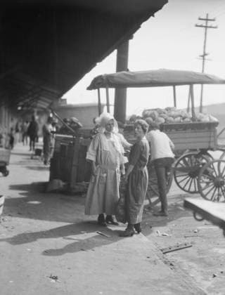 RECORD DATE NOT STATED Market scene, New Orleans, between 1920 and 1926. Creator: Arnold Genthe. Copyright:xHeritagexArt HeritagexImagesx IMAGO ,2955373 ! ACHTUNG: AUFNAHMEDATUM GESCHÄTZT!  Copyright:HeritagexArt HeritagexImagesx IMAGO
