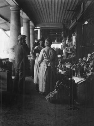RECORD DATE NOT STATED Market scene, New Orleans, between 1920 and 1926. Creator: Arnold Genthe. Copyright:xHeritagexArt HeritagexImagesx IMAGO ,2955388 ! ACHTUNG: AUFNAHMEDATUM GESCHÄTZT!  Copyright:HeritagexArt HeritagexImagesx IMAGO