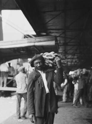 RECORD DATE NOT STATED Unloading bananas, New Orleans, between 1920 and 1926. Creator: Arnold Genthe. Copyright:xHeritagexArt HeritagexImagesx IMAGO ,2955403 ! ACHTUNG: AUFNAHMEDATUM GESCHÄTZT!  Copyright:HeritagexArt HeritagexImagesx IMAGO