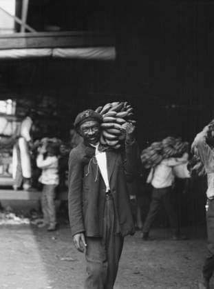RECORD DATE NOT STATED Unloading bananas, New Orleans, between 1920 and 1926. Creator: Arnold Genthe. Copyright:xHeritagexArt HeritagexImagesx IMAGO ,2955405 ! ACHTUNG: AUFNAHMEDATUM GESCHÄTZT!  Copyright:HeritagexArt HeritagexImagesx IMAGO
