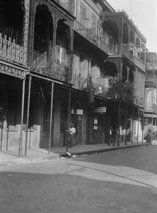 RECORD DATE NOT STATED Street scene, New Orleans, between 1920 and 1926. Creator: Arnold Genthe. Copyright:xHeritagexArt HeritagexImagesx IMAGO ,2955440 ! ACHTUNG: AUFNAHMEDATUM GESCHÄTZT!  Copyright:HeritagexArt HeritagexImagesx IMAGO