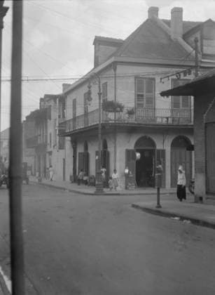 RECORD DATE NOT STATED Street scene, New Orleans, between 1920 and 1926. Creator: Arnold Genthe. Copyright:xHeritagexArt HeritagexImagesx IMAGO ,2955443 ! ACHTUNG: AUFNAHMEDATUM GESCHÄTZT!  Copyright:HeritagexArt HeritagexImagesx IMAGO