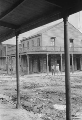 RECORD DATE NOT STATED Two men crossing an unpaved street, New Orleans or Charleston, South Carolina, between 1920 and 1926 Creator: Arnold Genthe. Copyright:xHeritagexArt HeritagexImagesx IMAGO ,2955444 ! ACHTUNG: AUFNAHMEDATUM GESCHÄTZT!  Copyright:HeritagexArt HeritagexImagesx IMAGO