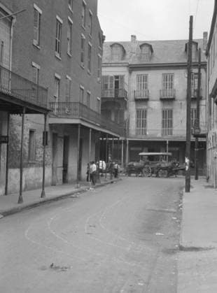 RECORD DATE NOT STATED View down a street, New Orleans, between 1920 and 1926. Creator: Arnold Genthe. Copyright:xHeritagexArt HeritagexImagesx IMAGO ,2955445 ! ACHTUNG: AUFNAHMEDATUM GESCHÄTZT!  Copyright:HeritagexArt HeritagexImagesx IMAGO
