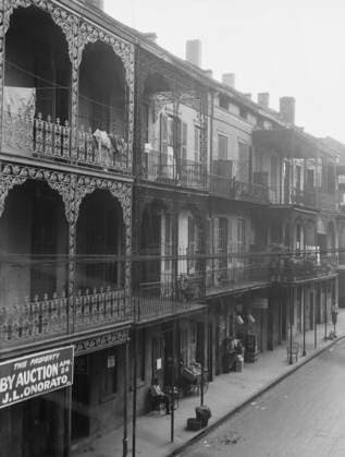 RECORD DATE NOT STATED View down a street, New Orleans, between 1920 and 1926. Creator: Arnold Genthe. Copyright:xHeritagexArt HeritagexImagesx IMAGO ,2955447 ! ACHTUNG: AUFNAHMEDATUM GESCHÄTZT!  Copyright:HeritagexArt HeritagexImagesx IMAGO