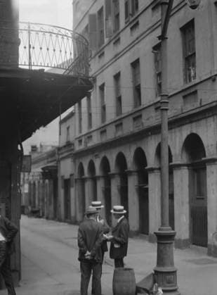 RECORD DATE NOT STATED Exchange Alley, New Orleans, between 1920 and 1926. Creator: Arnold Genthe. Copyright:xHeritagexArt HeritagexImagesx IMAGO ,2955454 ! ACHTUNG: AUFNAHMEDATUM GESCHÄTZT!  Copyright:HeritagexArt HeritagexImagesx IMAGO