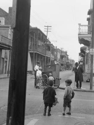 RECORD DATE NOT STATED Organ grinder, New Orleans, between 1920 and 1926. Creator: Arnold Genthe. Copyright:xHeritagexArt HeritagexImagesx IMAGO ,2955455 ! ACHTUNG: AUFNAHMEDATUM GESCHÄTZT!  Copyright:HeritagexArt HeritagexImagesx IMAGO