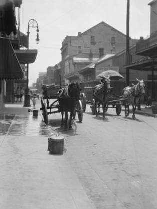 RECORD DATE NOT STATED View down a street, New Orleans or Charleston, South Carolina, between 1920 and 1926. Creator: Arnold Genthe. Copyright:xHeritagexArt HeritagexImagesx IMAGO ,2955457 ! ACHTUNG: AUFNAHMEDATUM GESCHÄTZT!  Copyright:HeritagexArt HeritagexImagesx IMAGO