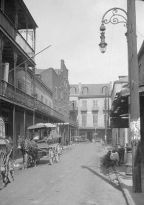 RECORD DATE NOT STATED View down a street, New Orleans or Charleston, South Carolina, between 1920 and 1926. Creator: Arnold Genthe. Copyright:xHeritagexArt HeritagexImagesx IMAGO ,2955458 ! ACHTUNG: AUFNAHMEDATUM GESCHÄTZT!  Copyright:HeritagexArt HeritagexImagesx IMAGO