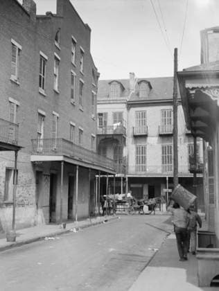 RECORD DATE NOT STATED View down a street, New Orleans, between 1920 and 1926. Creator: Arnold Genthe. Copyright:xHeritagexArt HeritagexImagesx IMAGO ,2955460 ! ACHTUNG: AUFNAHMEDATUM GESCHÄTZT!  Copyright:HeritagexArt HeritagexImagesx IMAGO