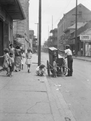 RECORD DATE NOT STATED Organ grinder, New Orleans, between 1920 and 1926. Creator: Arnold Genthe. Copyright:xHeritagexArt HeritagexImagesx IMAGO ,2955462 ! ACHTUNG: AUFNAHMEDATUM GESCHÄTZT!  Copyright:HeritagexArt HeritagexImagesx IMAGO
