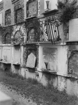 RECORD DATE NOT STATED Wall tombs of the old St. Louis Cemetery, New Orleans, between 1920 and 1926. Creator: Arnold Genthe. Copyright:xHeritagexArt HeritagexImagesx IMAGO ,2955467 ! ACHTUNG: AUFNAHMEDATUM GESCHÄTZT!  Copyright:HeritagexArt HeritagexImagesx IMAGO