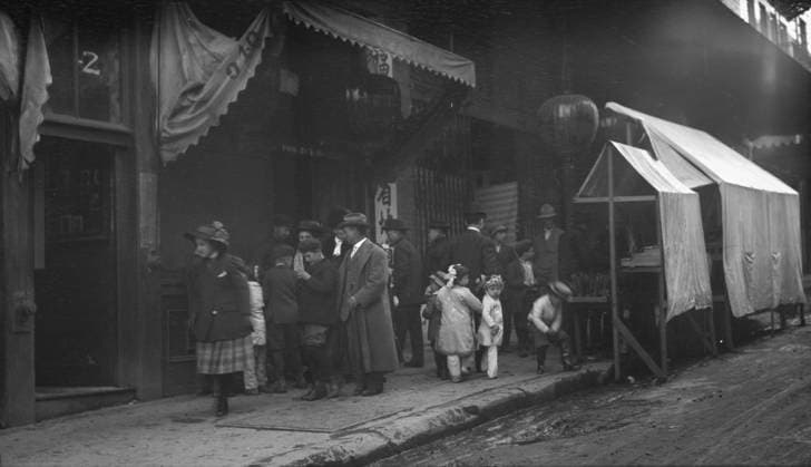RECORD DATE NOT STATED Apricot Spring Orchard drugstore, Chinatown, San Francisco, between 1896 and 1906. Creator: Arnold Genthe. Copyright:xHeritagexArt HeritagexImagesx IMAGO ,2955474 ! ACHTUNG: AUFNAHMEDATUM GESCHÄTZT!  Copyright:HeritagexArt HeritagexImagesx IMAGO