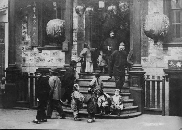 RECORD DATE NOT STATED In front of the Joss House, Chinatown, San Francisco, between 1896 and 1906. Creator: Arnold Genthe. Copyright:xHeritagexArt HeritagexImagesx IMAGO ,2955475 ! ACHTUNG: AUFNAHMEDATUM GESCHÄTZT!  Copyright:HeritagexArt HeritagexImagesx IMAGO