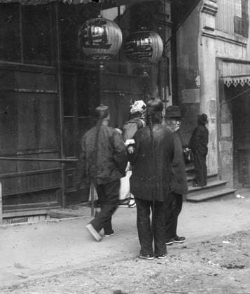 RECORD DATE NOT STATED Men standing or walking down a sidewalk, Chinatown, San Francisco, between 1896 and 1906. Creator: Arnold Genthe. Copyright:xHeritagexArt HeritagexImagesx IMAGO ,2955477 ! ACHTUNG: AUFNAHMEDATUM GESCHÄTZT!  Copyright:HeritagexArt HeritagexImagesx IMAGO