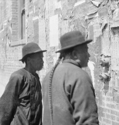 RECORD DATE NOT STATED Reading wall notices, Chinatown, San Francisco, between 1896 and 1906. Creator: Arnold Genthe. Copyright:xHeritagexArt HeritagexImagesx IMAGO ,2955479 ! ACHTUNG: AUFNAHMEDATUM GESCHÄTZT!  Copyright:HeritagexArt HeritagexImagesx IMAGO