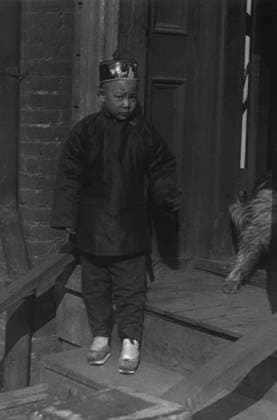 RECORD DATE NOT STATED Boy standing on steps in front of a doorway, Chinatown, San Francisco, between 1896 and 1906. Creator: Arnold Genthe. Copyright:xHeritagexArt HeritagexImagesx IMAGO ,2955484 ! ACHTUNG: AUFNAHMEDATUM GESCHÄTZT!  Copyright:HeritagexArt HeritagexImagesx IMAGO