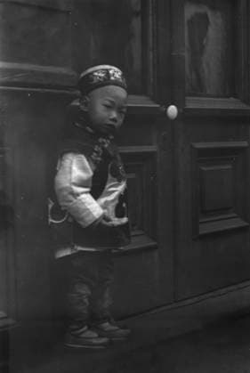 RECORD DATE NOT STATED Small boy standing in front of a door, Chinatown, San Francisco, between 1896 and 1906. Creator: Arnold Genthe. Copyright:xHeritagexArt HeritagexImagesx IMAGO ,2955485 ! ACHTUNG: AUFNAHMEDATUM GESCHÄTZT!  Copyright:HeritagexArt HeritagexImagesx IMAGO
