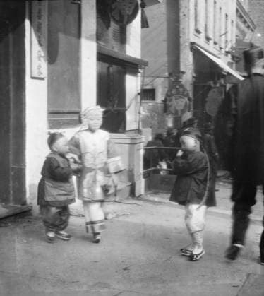 RECORD DATE NOT STATED Three children standing on a sidewalk, Chinatown, San Francisco, between 1896 and 1906. Creator: Arnold Genthe. Copyright:xHeritagexArt HeritagexImagesx IMAGO ,2955487 ! ACHTUNG: AUFNAHMEDATUM GESCHÄTZT!  Copyright:HeritagexArt HeritagexImagesx IMAGO