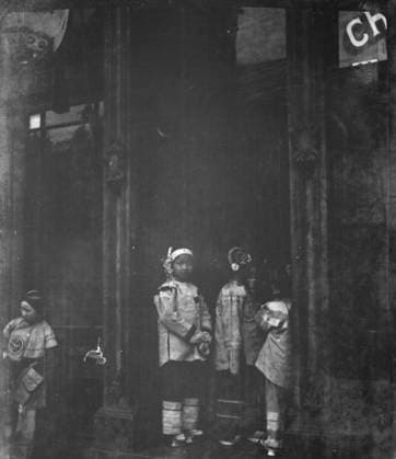 RECORD DATE NOT STATED Three girls standing in a doorway, Chinatown, San Francisco, between 1896 and 1906. Creator: Arnold Genthe. Copyright:xHeritagexArt HeritagexImagesx IMAGO ,2955488 ! ACHTUNG: AUFNAHMEDATUM GESCHÄTZT!  Copyright:HeritagexArt HeritagexImagesx IMAGO