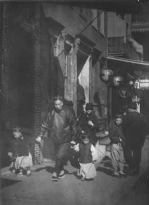 RECORD DATE NOT STATED Man and two boys walking along a street, Chinatown, San Francisco, between 1896 and 1906. Creator: Arnold Genthe. Copyright:xHeritagexArt HeritagexImagesx IMAGO ,2955490 ! ACHTUNG: AUFNAHMEDATUM GESCHÄTZT!  Copyright:HeritagexArt HeritagexImagesx IMAGO