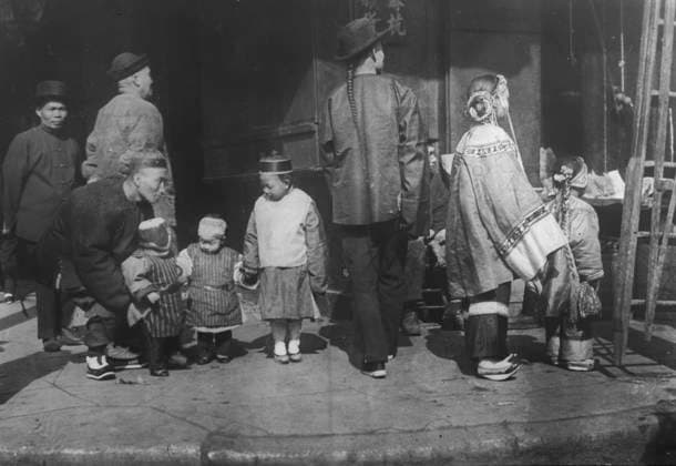 RECORD DATE NOT STATED The children s hour, Chinatown, San Francisco, between 1896 and 1906. Creator: Arnold Genthe. Copyright:xHeritagexArt HeritagexImagesx IMAGO ,2955491 ! ACHTUNG: AUFNAHMEDATUM GESCHÄTZT!  Copyright:HeritagexArt HeritagexImagesx IMAGO