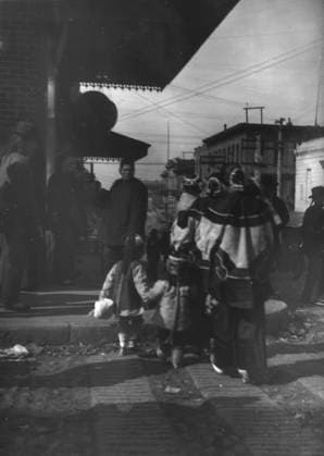 RECORD DATE NOT STATED Women and children crossing a street, Chinatown, San Francisco, between 1896 and 1906. Creator: Arnold Genthe. Copyright:xHeritagexArt HeritagexImagesx IMAGO ,2955495 ! ACHTUNG: AUFNAHMEDATUM GESCHÄTZT!  Copyright:HeritagexArt HeritagexImagesx IMAGO