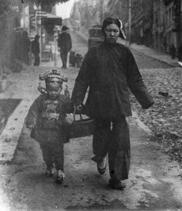 RECORD DATE NOT STATED Carrying New Year s presents, Chinatown, San Francisco, between 1896 and 1906. Creator: Arnold Genthe. Copyright:xHeritagexArt HeritagexImagesx IMAGO ,2955496 ! ACHTUNG: AUFNAHMEDATUM GESCHÄTZT!  Copyright:HeritagexArt HeritagexImagesx IMAGO