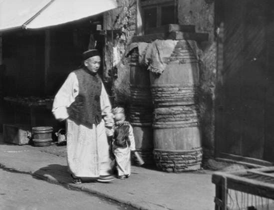 RECORD DATE NOT STATED In softly gaudy colors, Chinatown, San Francisco, between 1896 and 1906. Creator: Arnold Genthe. Copyright:xHeritagexArt HeritagexImagesx IMAGO ,2955502 ! ACHTUNG: AUFNAHMEDATUM GESCHÄTZT!  Copyright:HeritagexArt HeritagexImagesx IMAGO