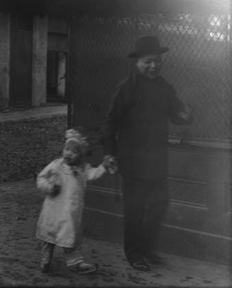 RECORD DATE NOT STATED Man and a young child walking down a street, Chinatown, San Francisco, between 1896 and 1906. Creator: Arnold Genthe. Copyright:xHeritagexArt HeritagexImagesx IMAGO ,2955503 ! ACHTUNG: AUFNAHMEDATUM GESCHÄTZT!  Copyright:HeritagexArt HeritagexImagesx IMAGO
